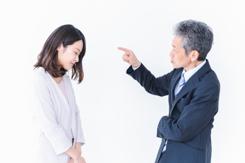 怒る男性