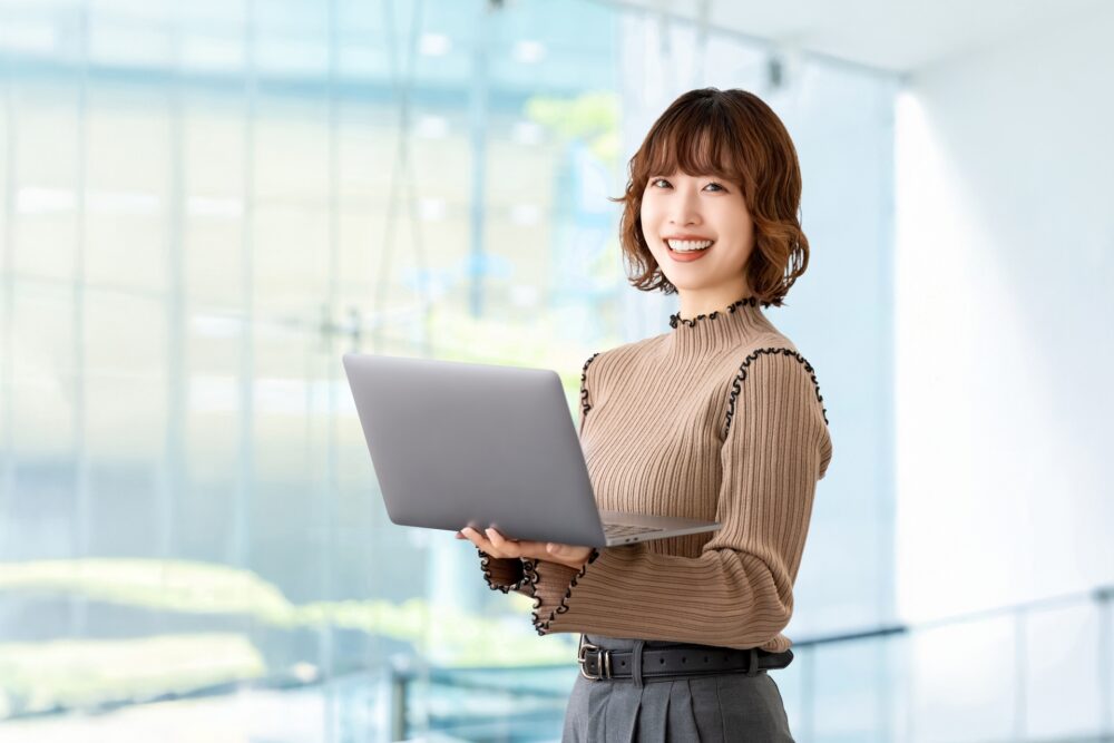 PCを持つ女性