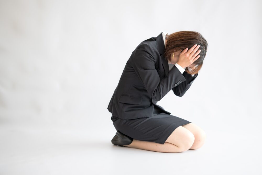 落ち込む若い女性
