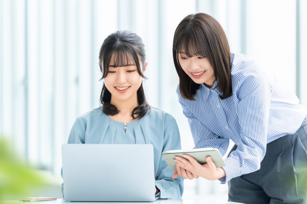 話す女性