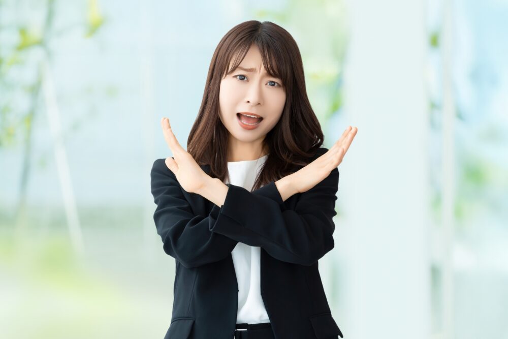 「やってはいけない」と伝える女性