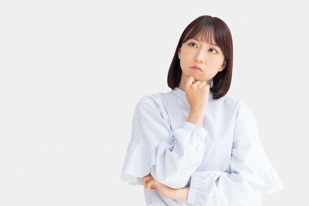 悩む女性