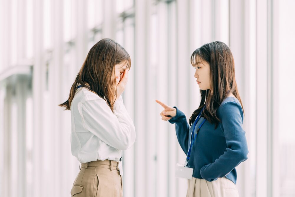 怒られる女性部下