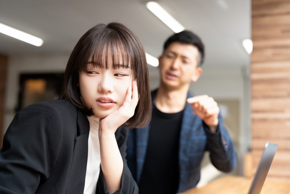ストレスを感じる女性