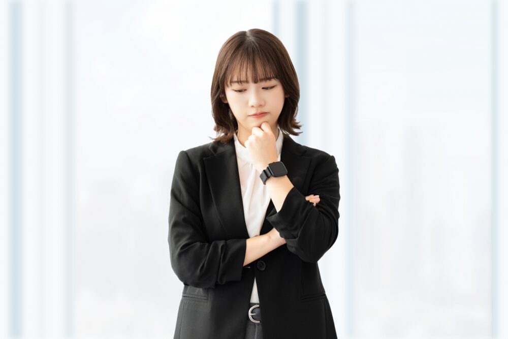 悩む女性