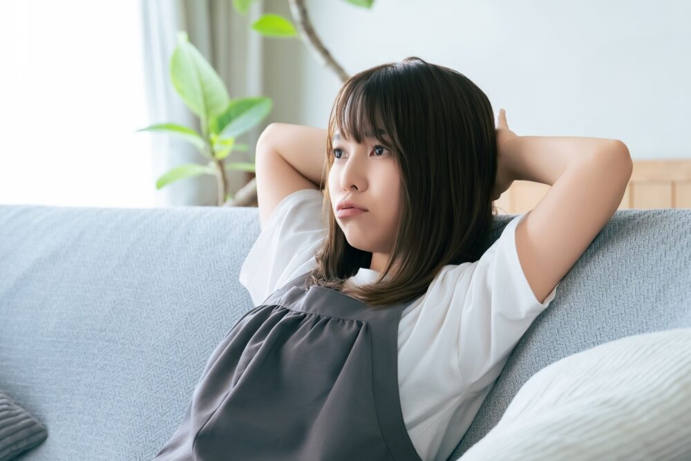 夢について考える女性