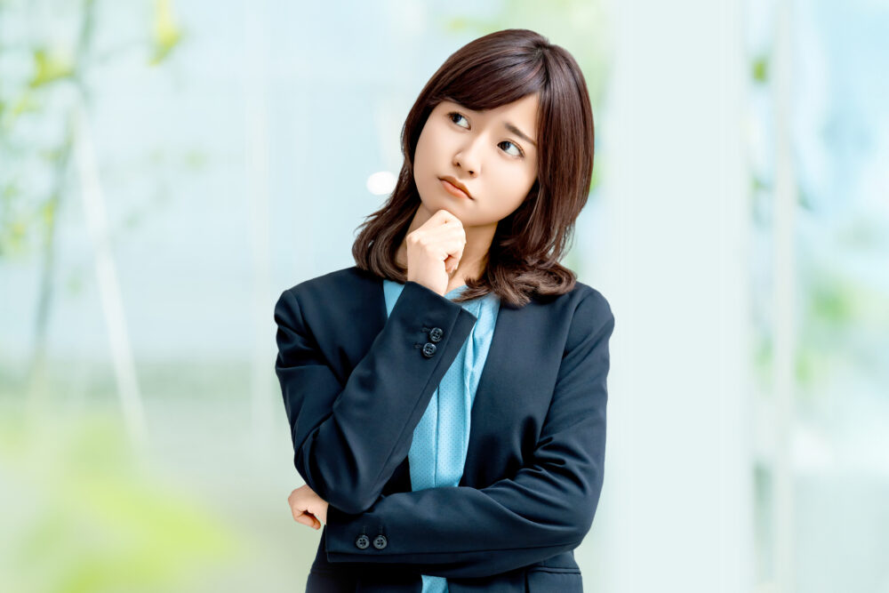 考える女性