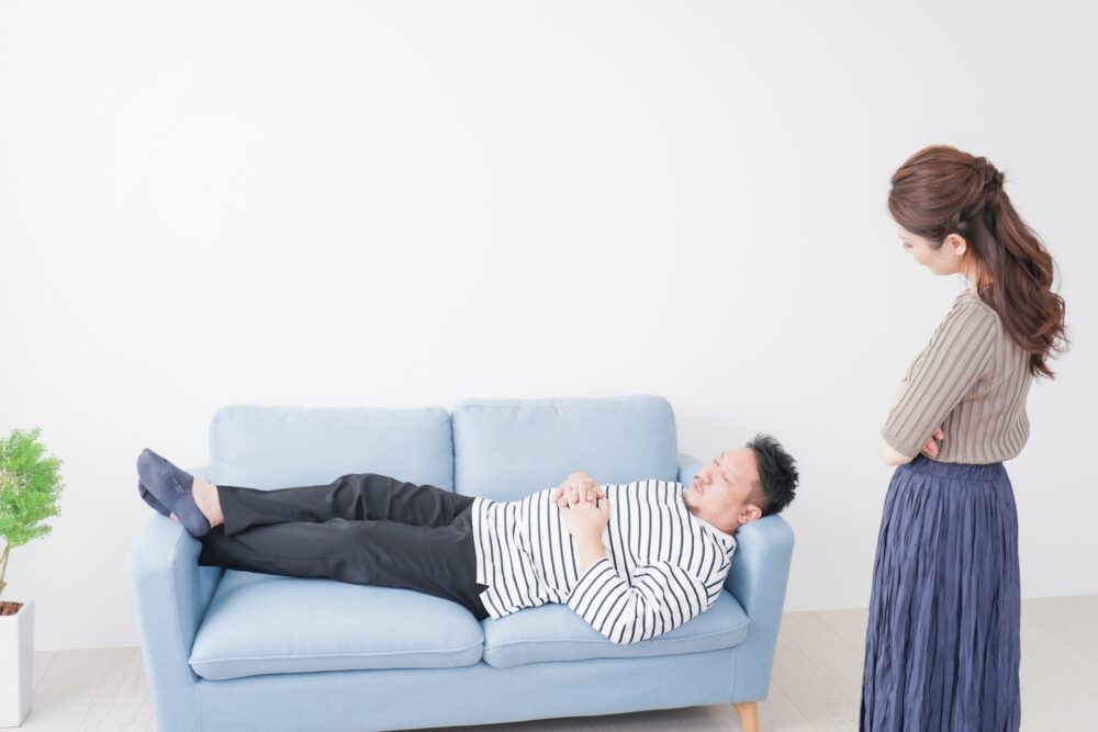 ソファで寝る夫